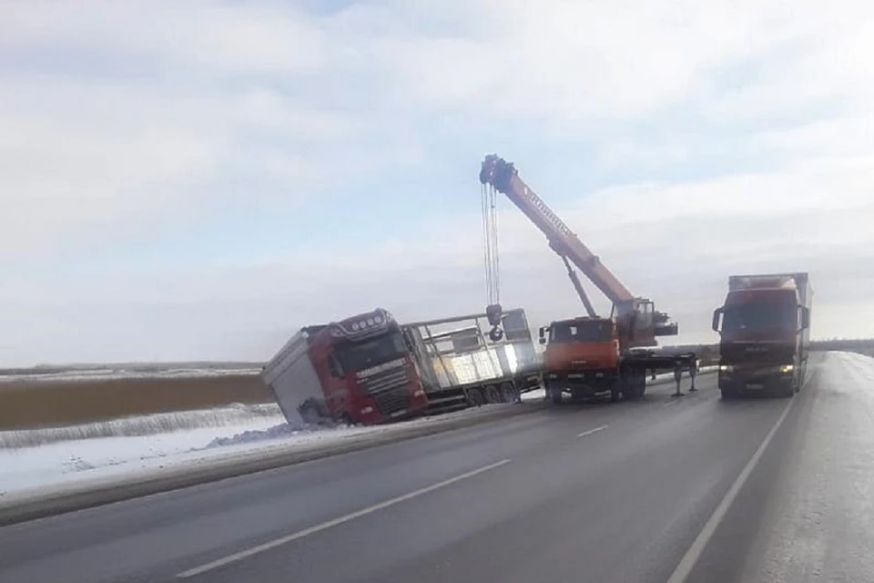 Полицейские вызвали эвакуатор и автокран. Фото: ГИБДД по НСО.
