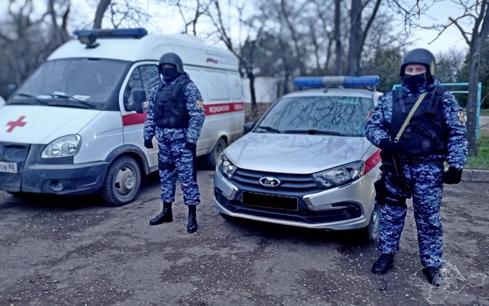Росгвардейцам пришлось нажать тревожную кнопку, чтобы во двор дома приехал наряд. Фото: Пресс-служба Крымской Росгвардии