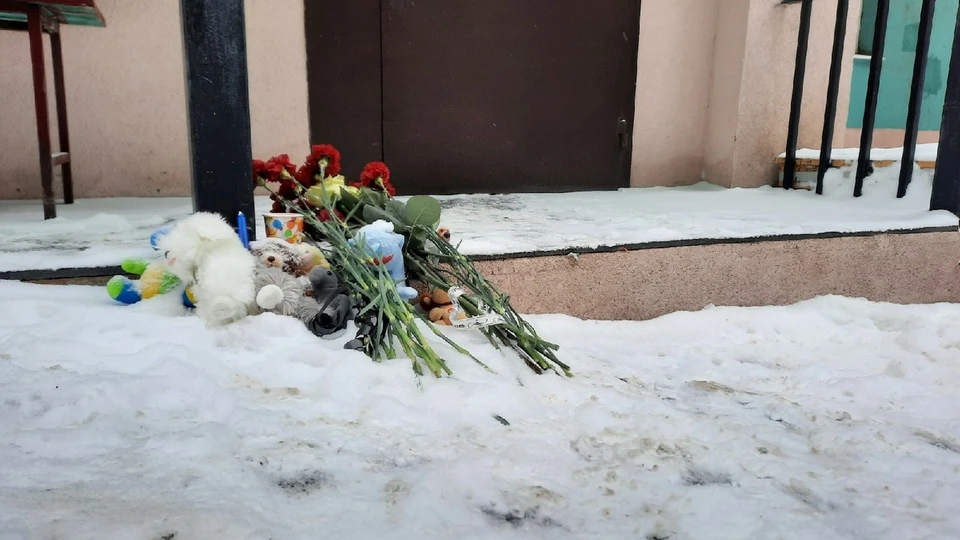Жители Самары приносят цветы и игрушки к месту трагедии на улице Киевская
