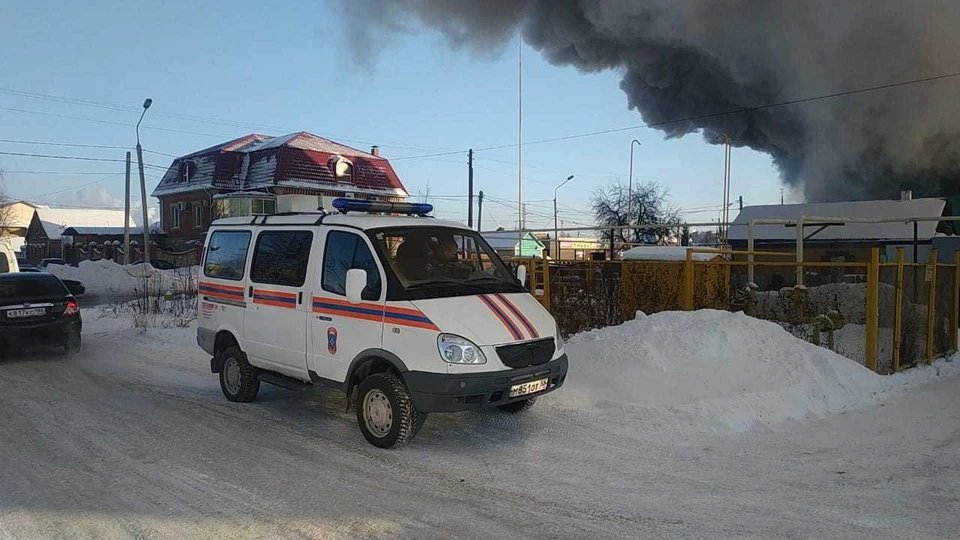 Пожар тушат 104 человека и 26 машин.