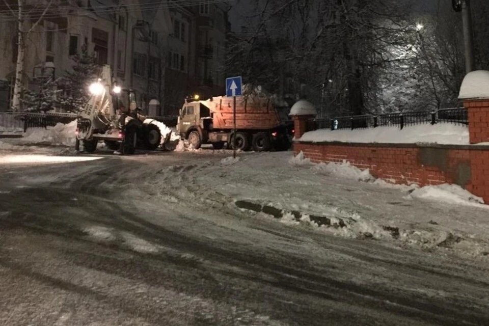 Уборка снега начинается ежедневно с 20.00 и продолжается до поздней ночи. Фото: admkirov.ru