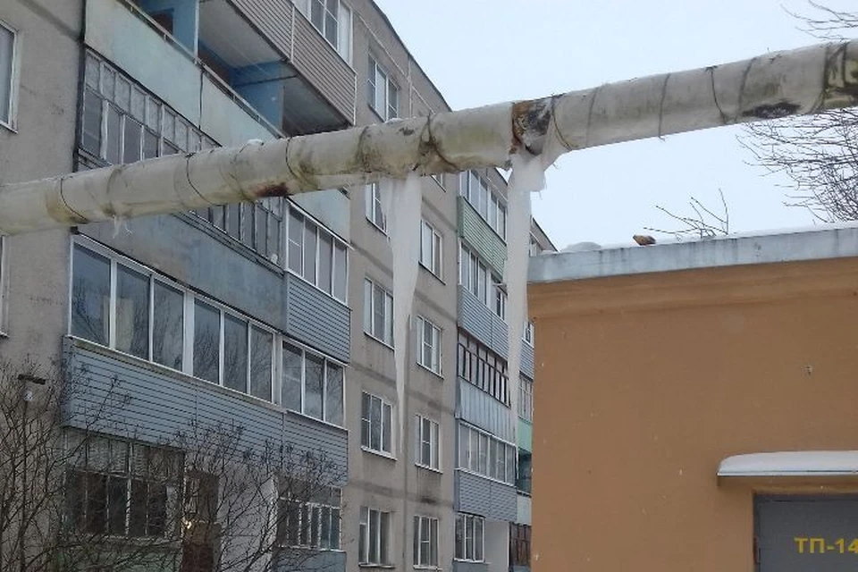 Над головами рыбинцев нависла ледяная угроза для жизни. Фото: "Подслушано в Рыбинске"