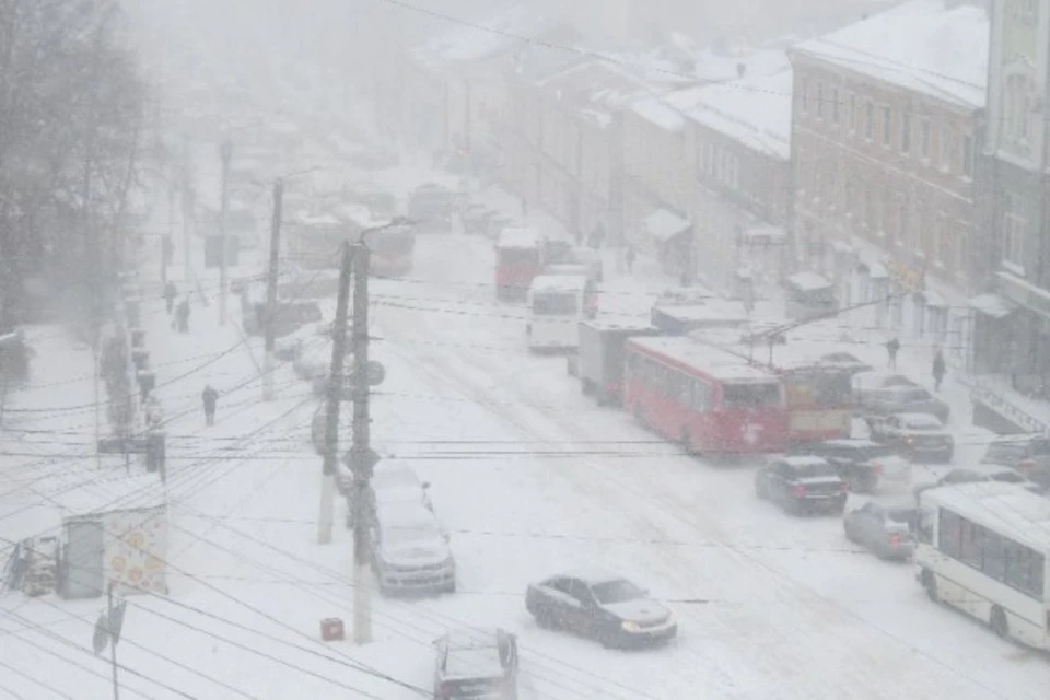 Уже в пятницу утром на улицах Кирова образовался дорожный затор. Фото: vk.com/meteokirov