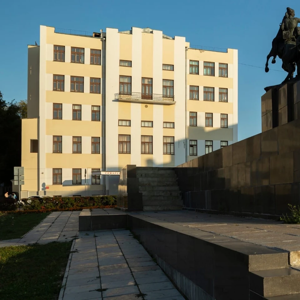 "Дом губернатора" ("Белый дом ") - объект культурного наследия, который был построен до Октябрьской революции. Сейчас в здании находится главный корпус СГИК.