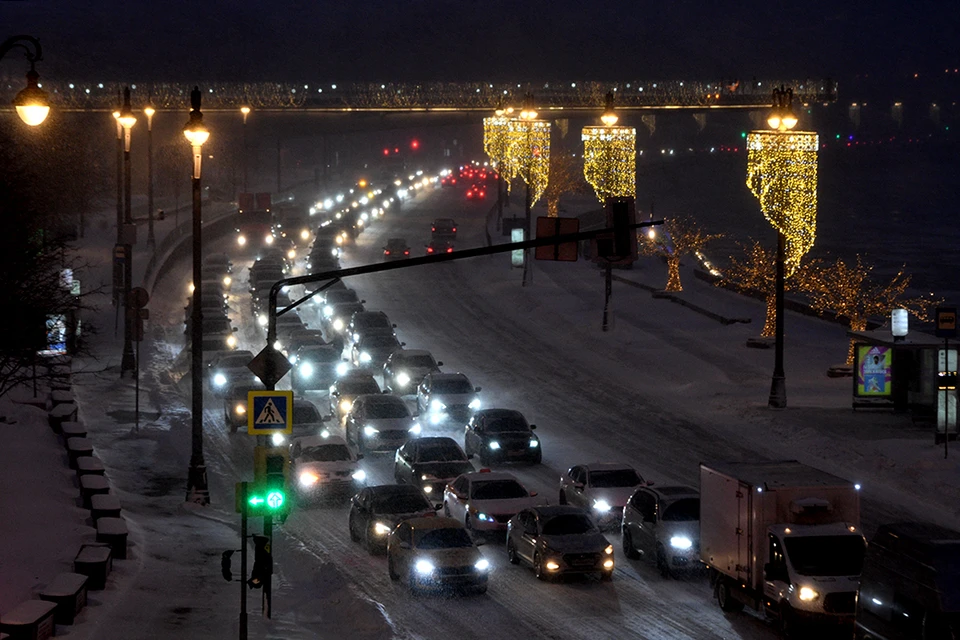 Снегопад спровоцировал заторы на московских дорогах.