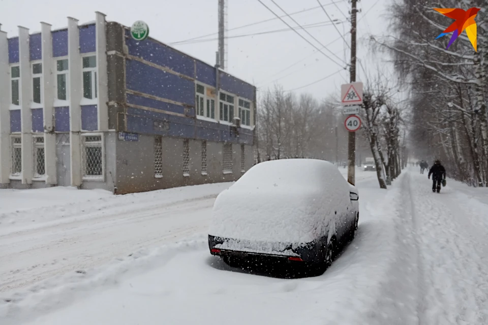 О том, сколько выпало снега, можно судить по припаркованным машинам.