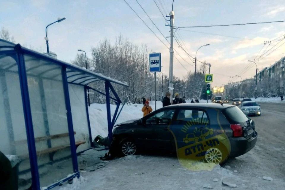 Машина вылетела на остановку "Фадеев Ручей" в Мурманске. Фото: vk.com/murmansk_dtp