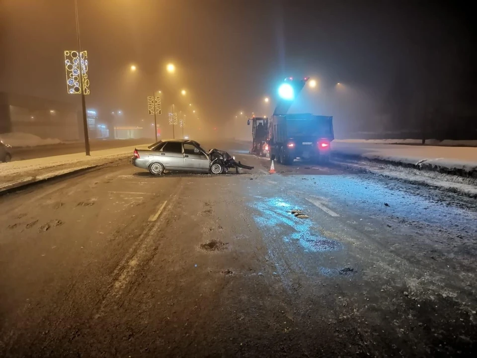 В Самаре ночью легковушка врезалась в "КамАЗ". Фото - ГУ МВД России по Самарской области