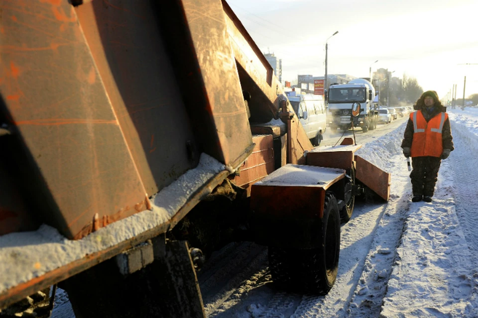 По мнению мэра, сил омских дорожников пока не хватает для быстрой уборки снега. Фото: пресс-служба администрации Омска