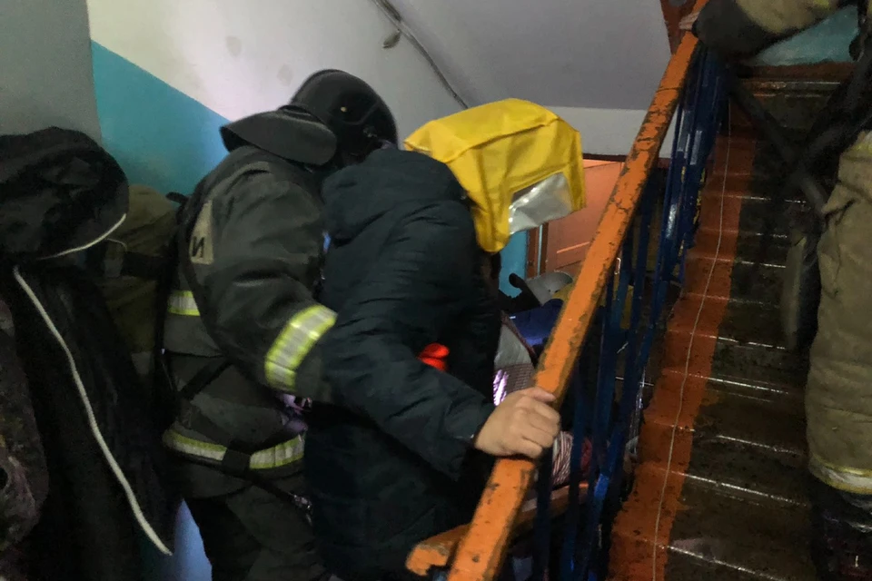 Звено газодымозащитной службы успело эвакуировать человека Фото: МЧС