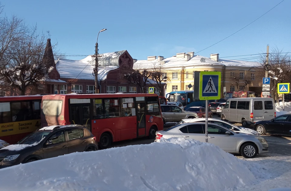 Перекресток Праволыбедской и Радищева стоит намертво.