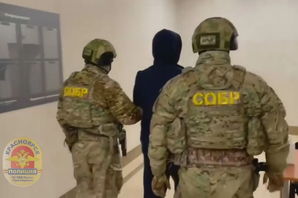 В Красноярске арестовали мужчину, размахивавшем автоматом в спортзале. Стоп-кадр видео