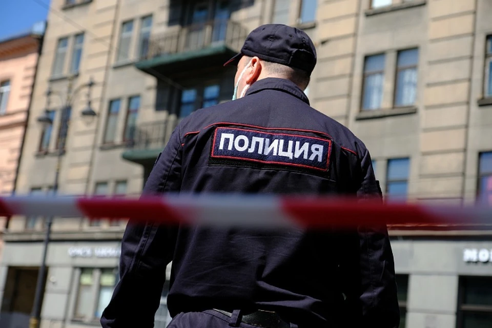 Мужчина лежал связанный у себя дома больше 20 минут