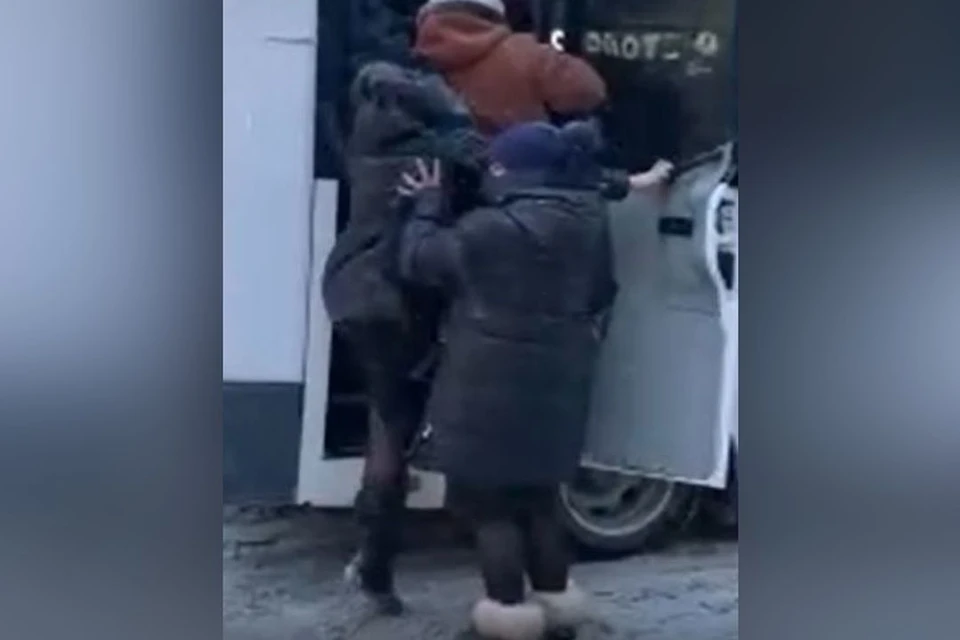 Новосибирцы утрамбовывают друг друга в маршрутку, заполненную пассажирами. Фото: стоп-кадр