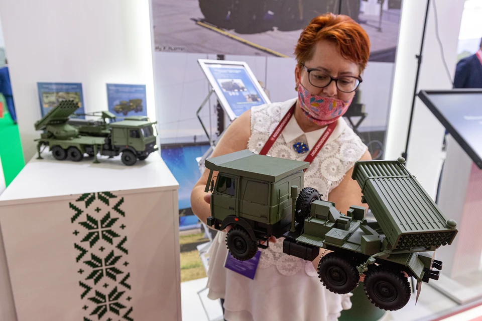Модели систем реактивного залпового огня на выставке вооружений Международного военно-технического форума `Армия-2020`в военно-патриотическом парке `Патриот`.