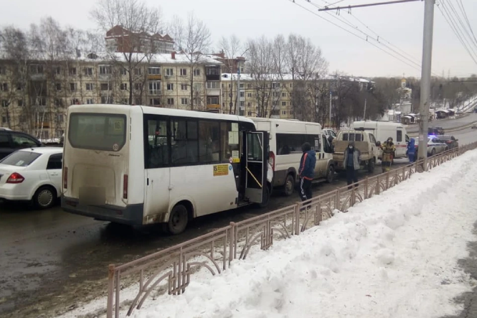 Два человека пострадали в столкновении двух маршруток и грузовичка Киа на улице Байкальская в Иркутске