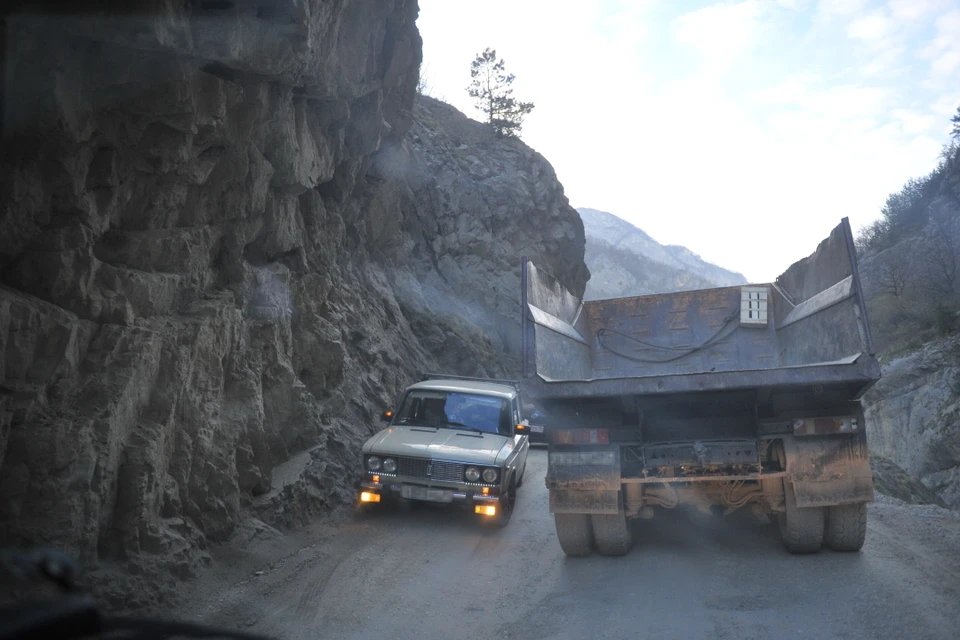 В Веденском районе Чечни микроавтобус сорвался с горной дороги в пропасть