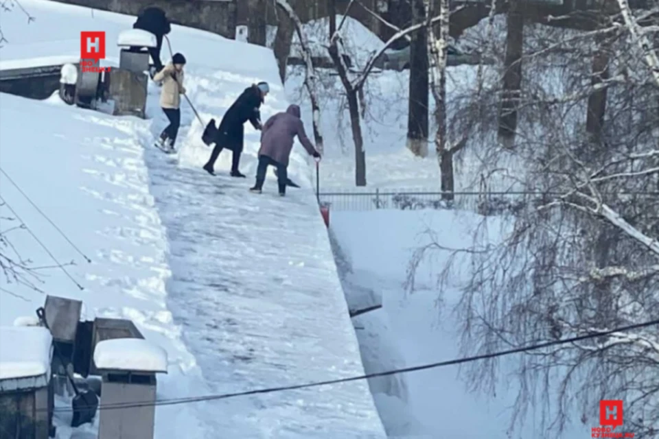 Воспитателей детсада из Новокузнецка заставили чистить снег с крыши. ФОТО: novokuznetsk.ru