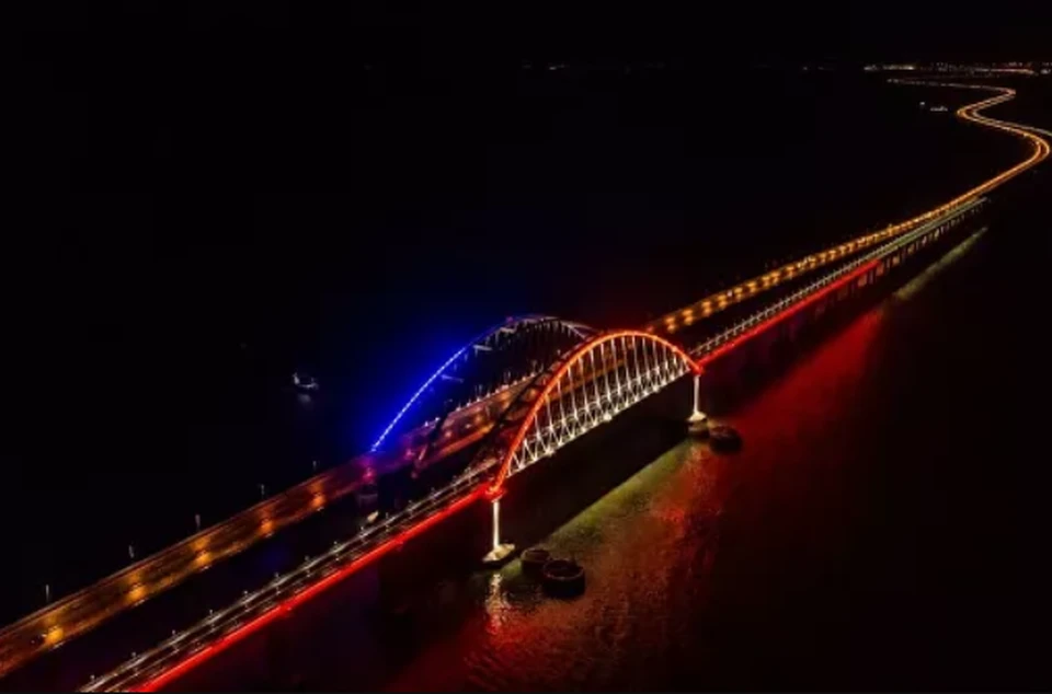 Так подсветка горела до поломки. Фото: официальный информационный сайт строительства Крымского моста