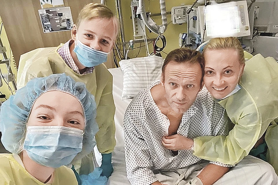 Весь мир облетело это фото как с плаката: Навальный с семьей в палате немецкой клиники. Фото: navalny/Instagram