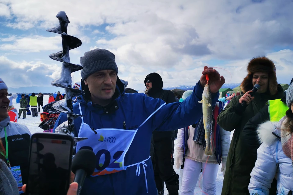 Победитель рыбацкого биатлона Вчесла Астапенко показывает заветную навагу