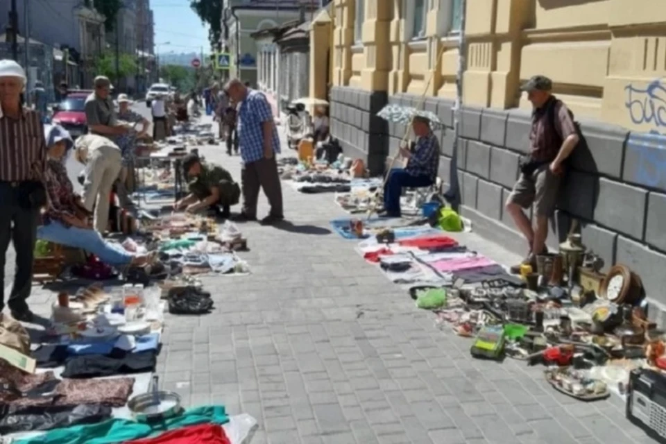 Торговля старыми вещами ведется возле Центрального рынка. Фото: vk "Это Ростов"