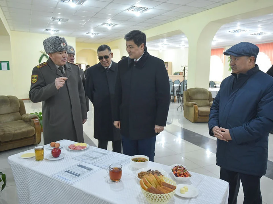 Премьеру показали, как кормят военнослужащих в части.