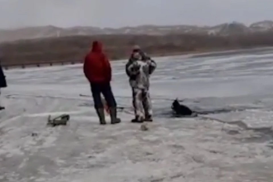 Автомобиль ушел под воду на реке Майхе в районе поселка Силинский. Видео: instagram \ newsbox24.tv