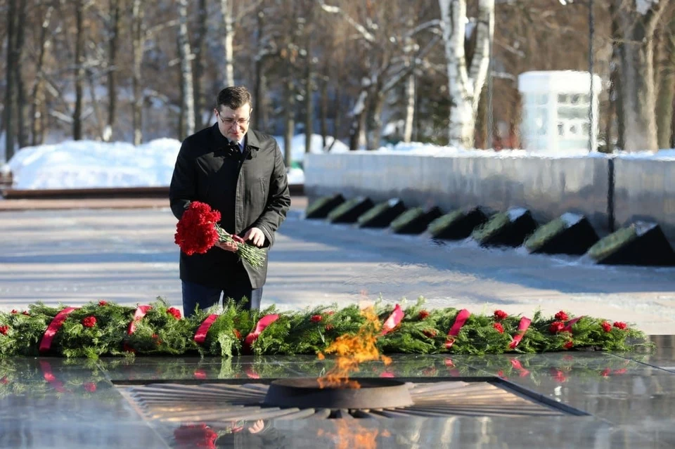 Глеб Никитин возложил цветы к Вечному огню в Нижегородском кремле. ФОТО: Кирилл Мартынов
