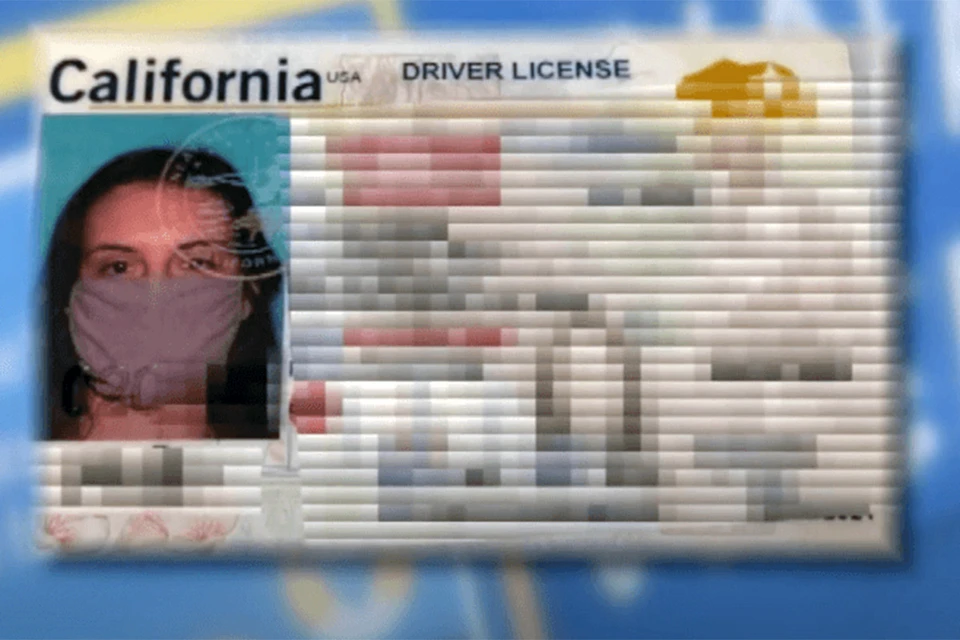 Жительница Калифорнии получила права с фотографией в медицинской маске.