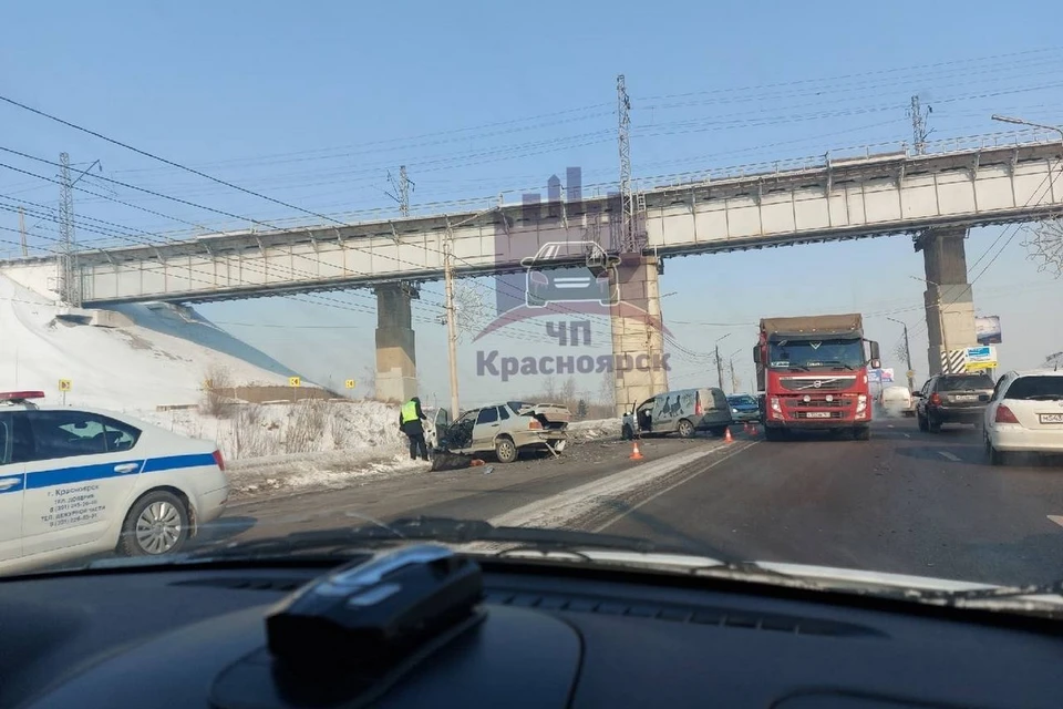 Массовая авария в Красноярске на Брянской-Котельникова. Фото: ЧП Красноярск