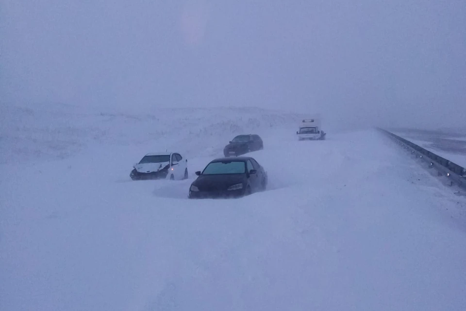 На трассах сегодня в снежный плен попали более тысячи человек.