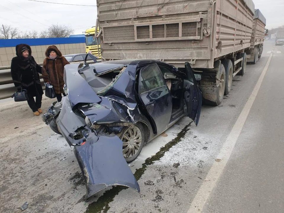 Авария "собрала" два грузовика, иномарку и отечественную легковушку