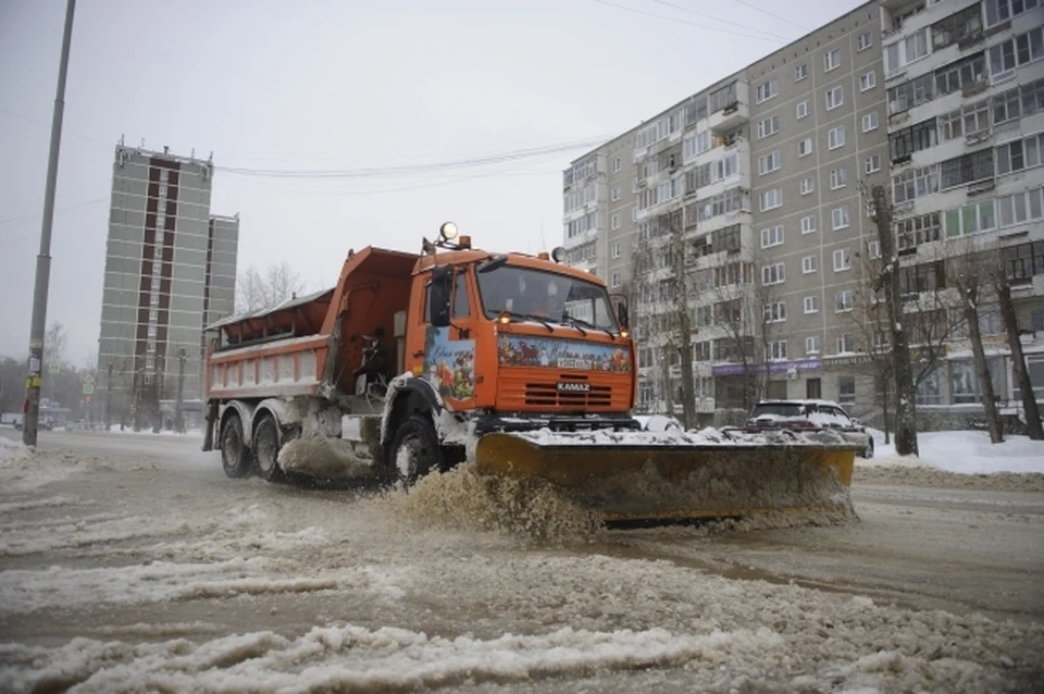 Ростовские коммунальщики начали работать круглосуточно перед надвигающейся непогодой
