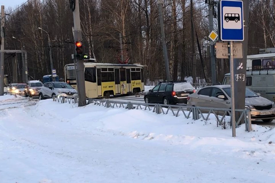 Трамвай встал так, что перегородил почти всю дорогу. ФОТО: группа "Жесть Ярославль" ВКонтакте