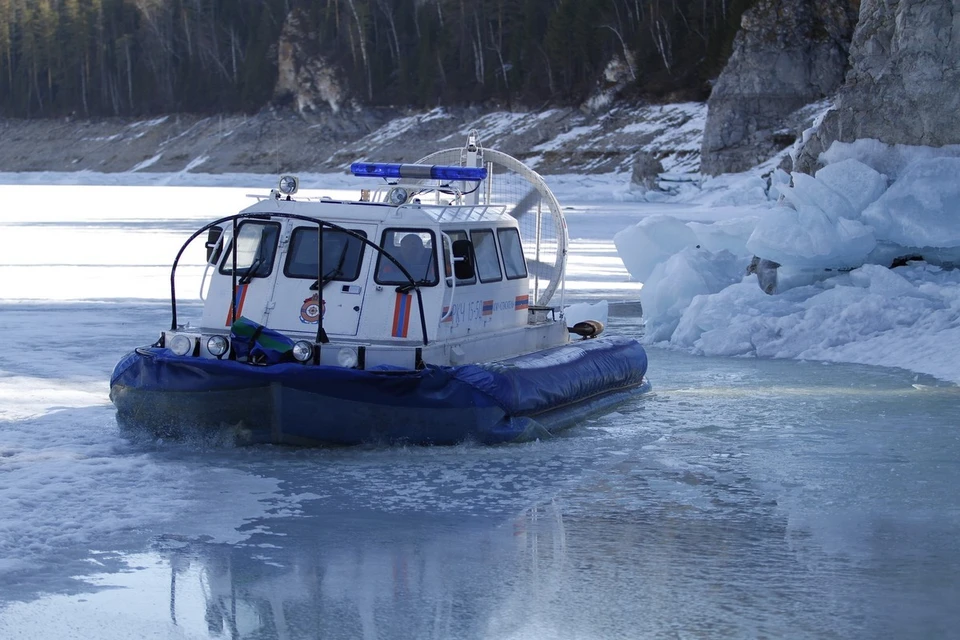 На Красноярском водохранилище под лед провалились два рыбака