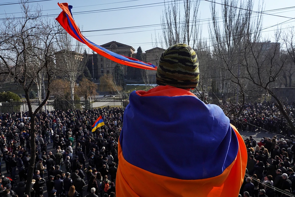 Ключевой вопрос сегодняшней армянской повестки повис в воздухе. А вместе с ним – и сам процесс свержения власт