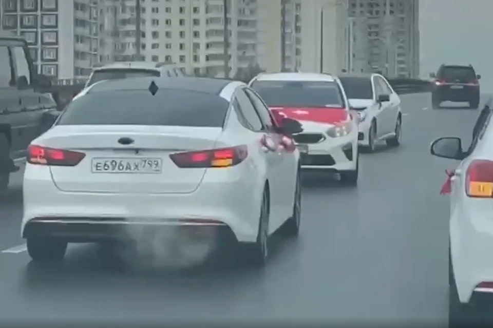 Автомобили с турецким флагом перекрыли Варшавское шоссе в Москве. Фото: кадр из видео