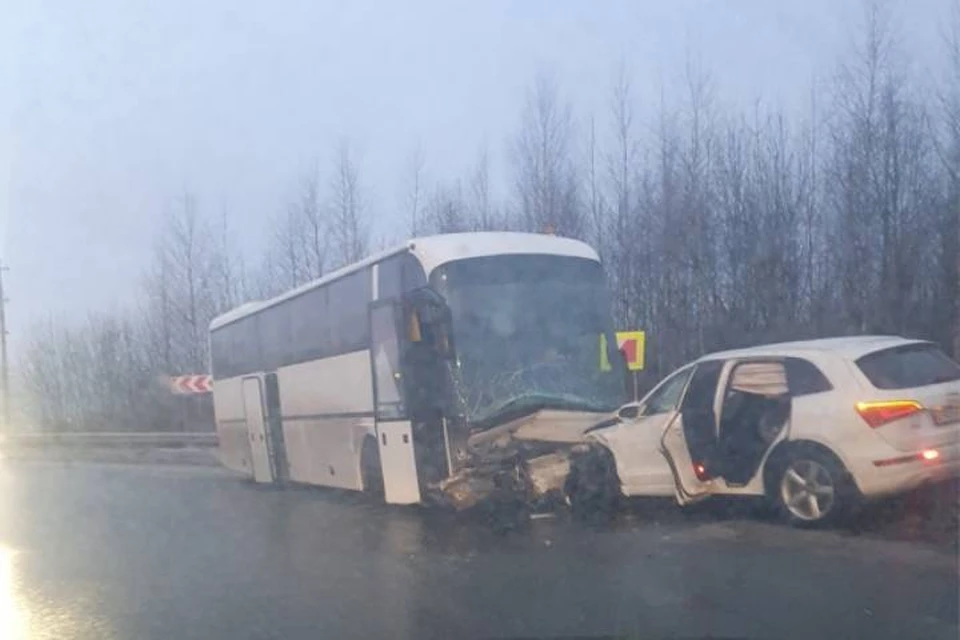 Автобус снес "Ауди" на дороге у "Мега Дыбенко" в Петербурге
