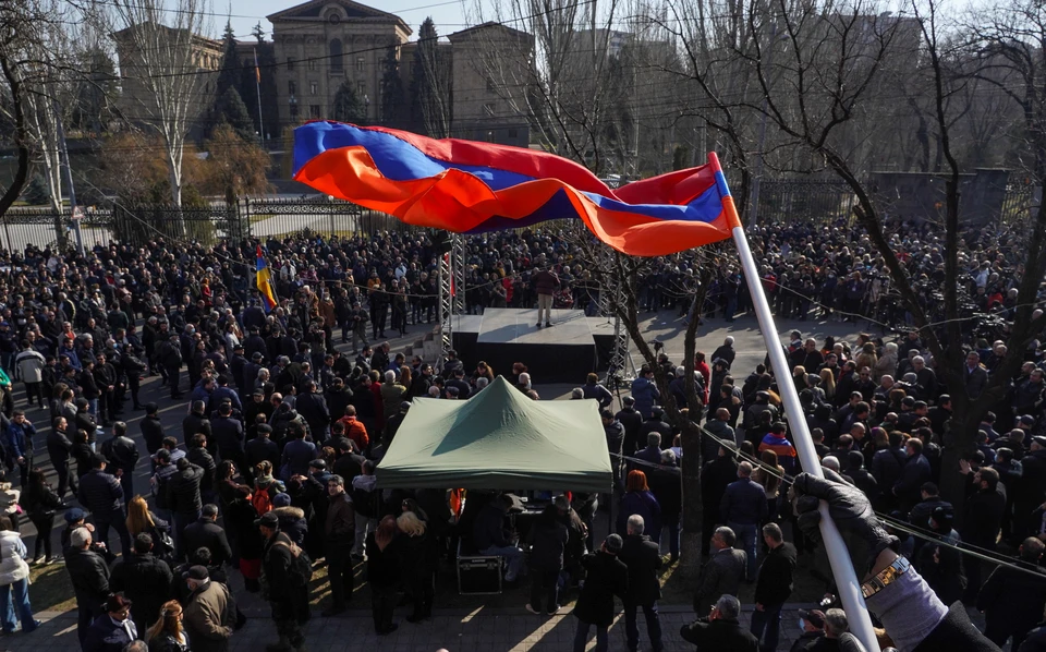 Противники Пашиняна ворвались в префектуру центрального района в Ереване