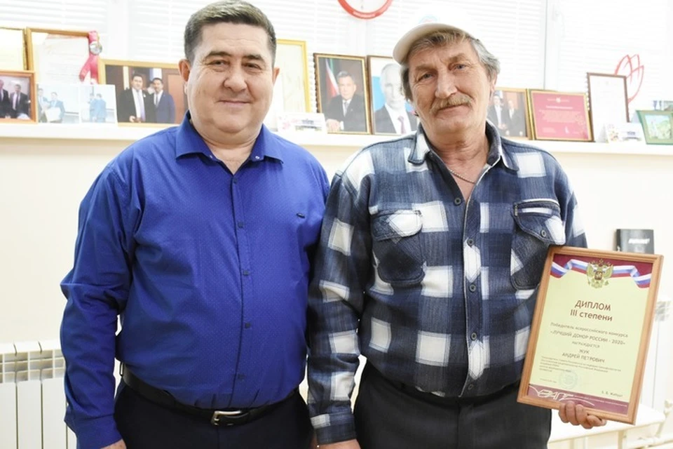 Андрей Жук (справа) с главным врачом Центра крови Минздрава РТ Фанисом Нургаяновым. Фото: пресс-сулжба Минздрава Татарстана
