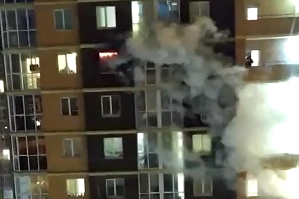 Пожар в 25-этажном доме на Нейбута во Владивостоке. Фото: предоставлено очевидцами