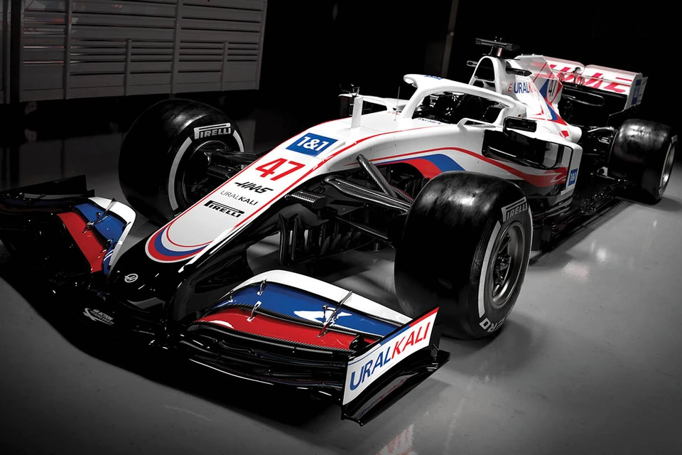 Пресс-служба команды "Формулы-1" "Хаас" представила новую ливрею болида на сезон 2021. Машина окрашена в цвета российского флага. Фото: twitter.com/Haas F1 Team