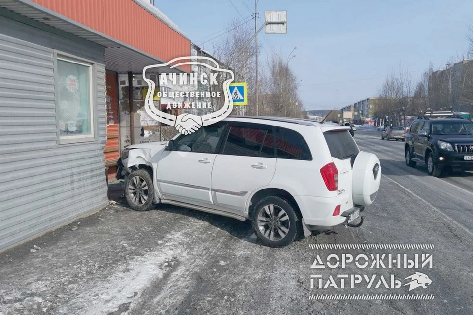 В Ачинске иномарка врезалась в автобусную остановку. Фото: "Ачинск, общественное движение"