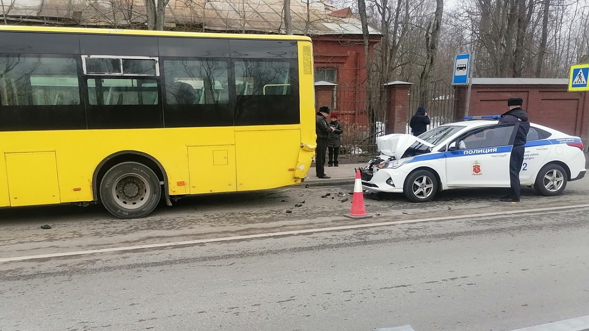 Спешащая на вызов полицейская машина врезалась в автобус в Кронштадте -  KP.RU