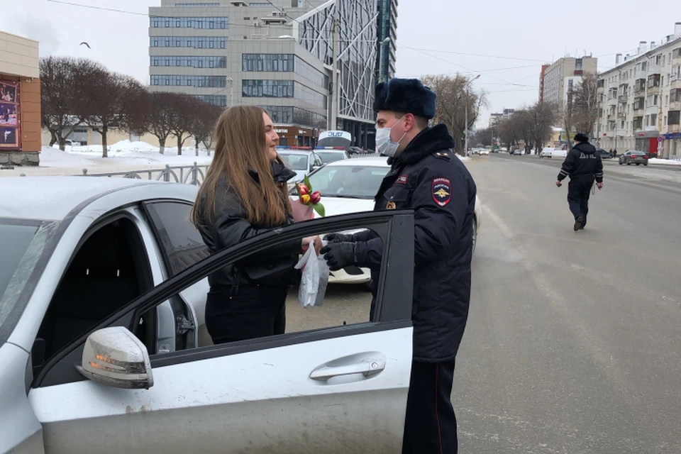 Традиции поздравлять женщин-водителей цветами на 8 Марта в ГИБДД Екатеринбурга уже много лет. Фото: отделение пропаганды ГИБДД Екатеринбурга