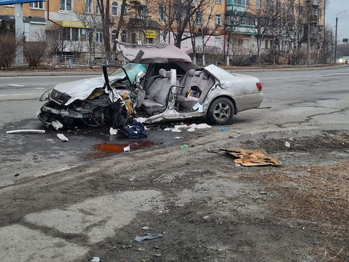 В Приморье лихач, выехавший на встречку, уничтожил авто и покалечил двух  человек - KP.RU