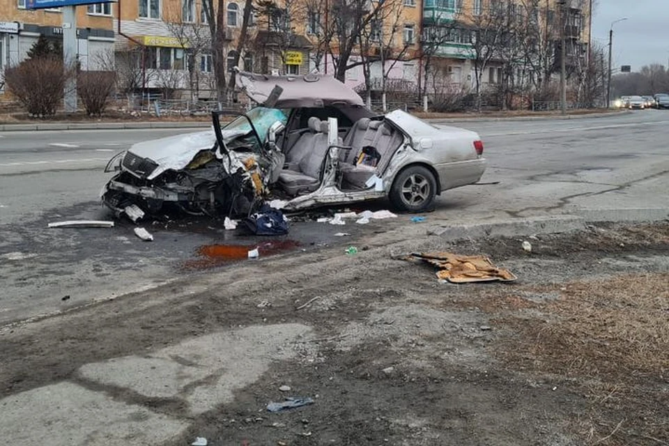 Машина превратилась в груду металла. Фото: пресс-служба ОМВД России по городу Находка.