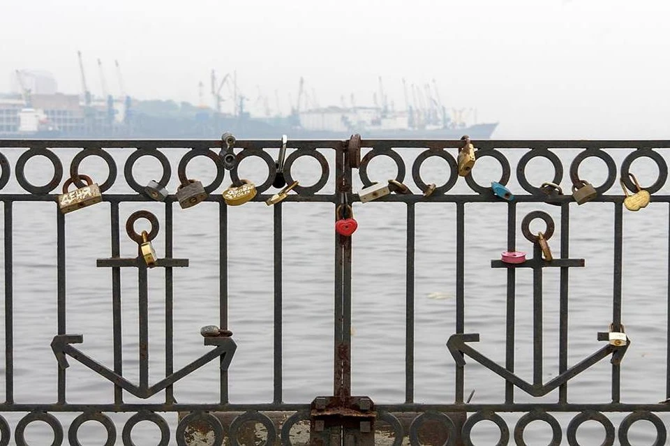 Теперь во Владивостоке на гостевом маршруте запрещена установка глухих и железобетонных заборов.