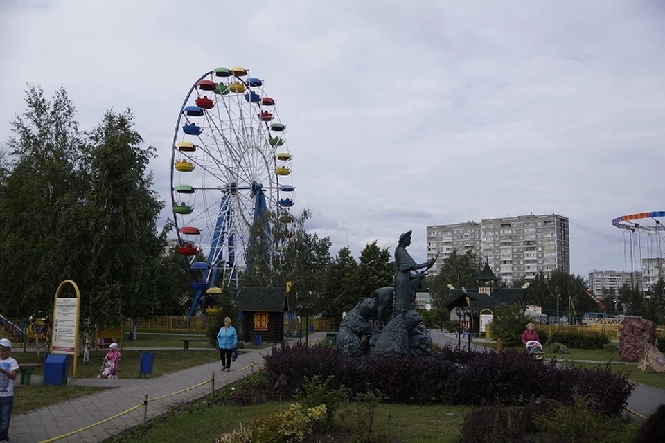 Центральный парк екатеринбурга назван в честь. Колесо обозрения ЦПКИО Екатеринбург. Колесо обозрения в Екатеринбурге парк Маяковского. Парк имени Маяковского Екатеринбург аттракционы. Колесо обозрения в парке Маяковского Екатеринбург.